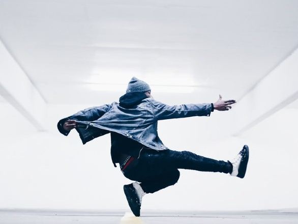 Grupo de jóvenes bailando danza urbana