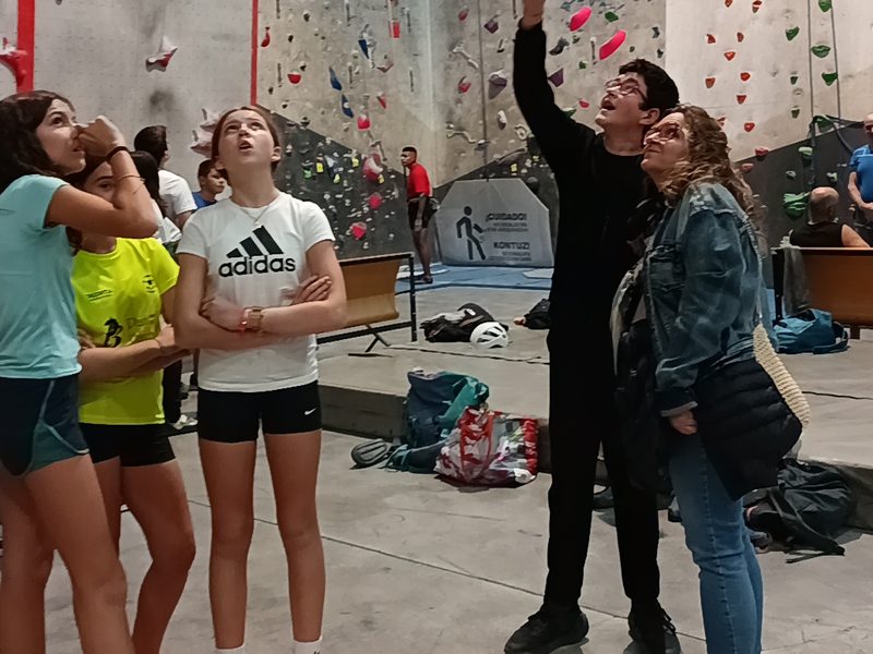 Alumnado mirando la pared de altura antes de empezar