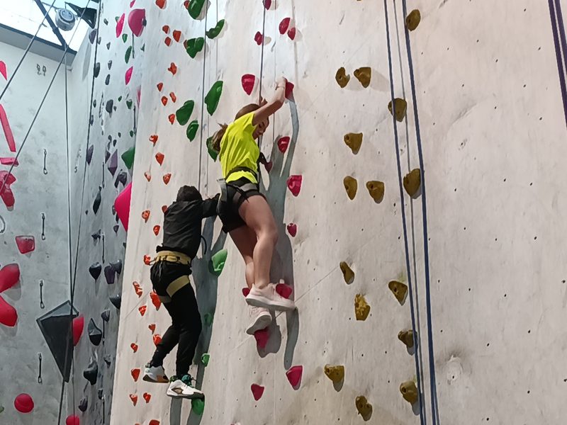 Alumnado del IES Benjamín de Tudela escalando con cuerda en el rocódromo