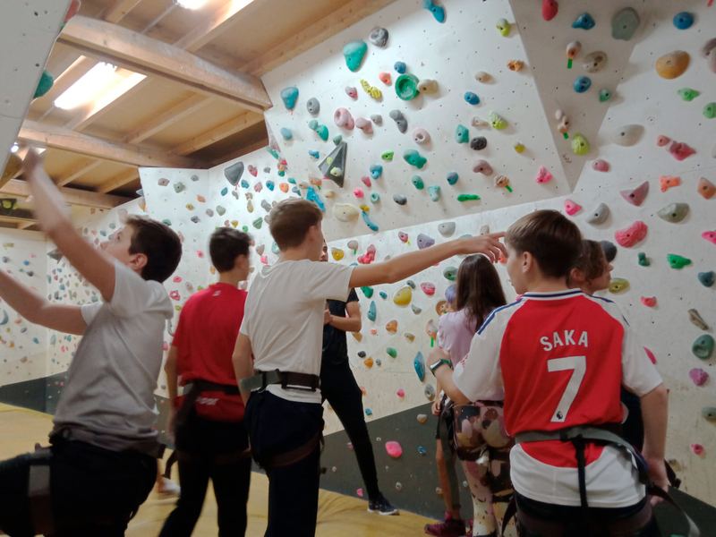 Alumnado del IES Benjamín de Tudela en el rocódromo durante la actividad de escalada