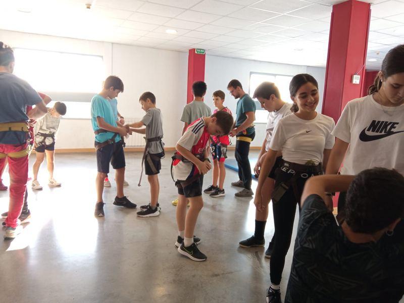 Grupo de alumnas y alumnos durante la jornada de escalada