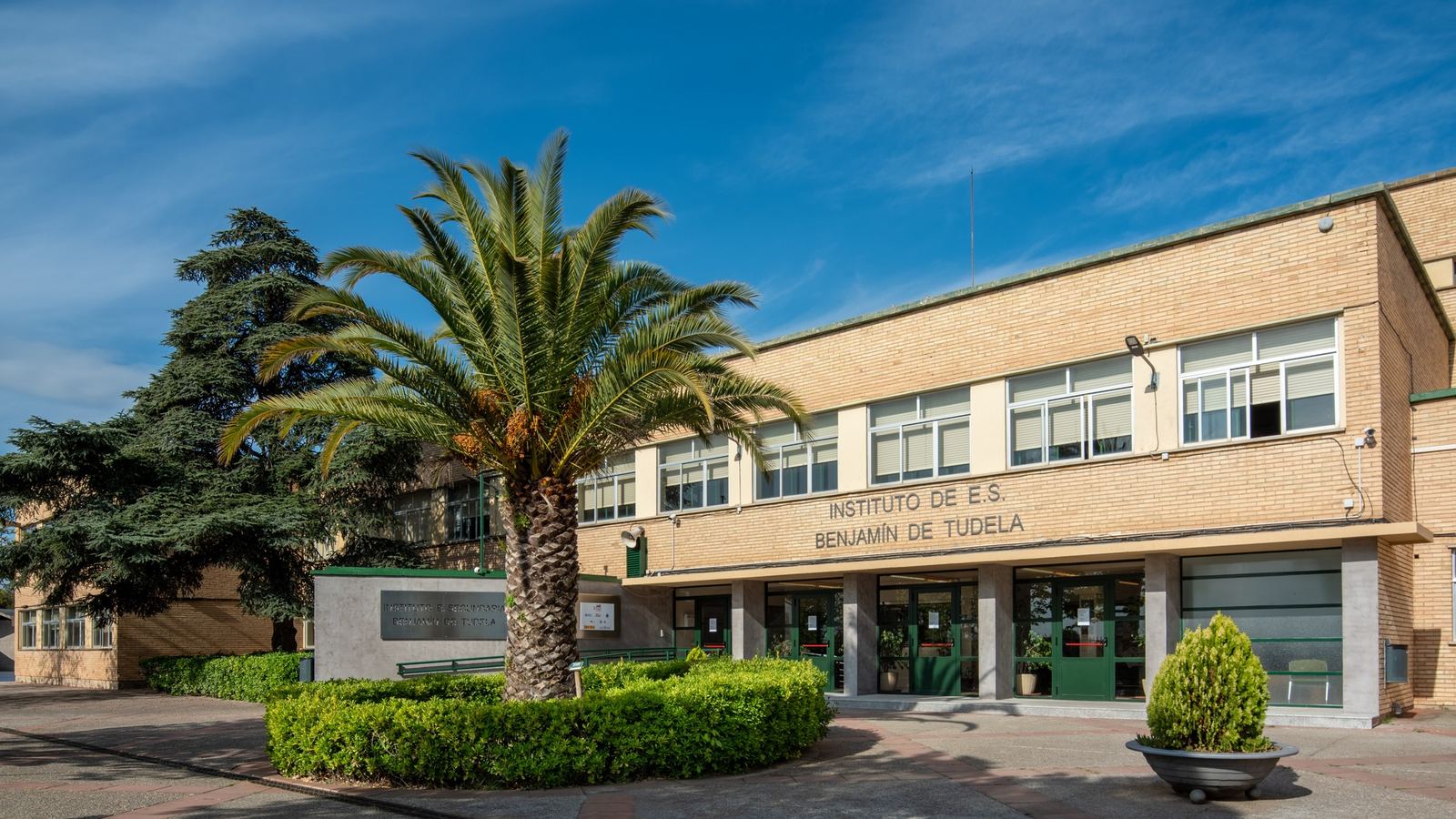 Fachada principal del IES Benjamín de Tudela