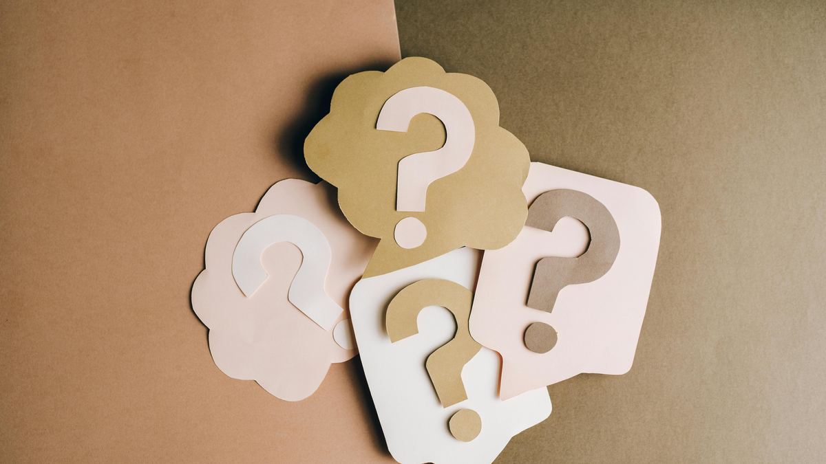 Bocadillos de papel con signos de interrogación