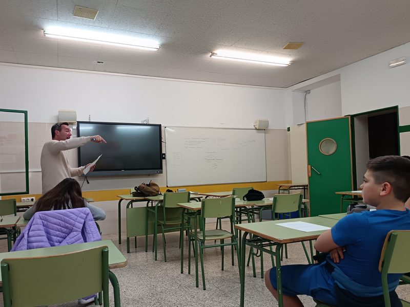Taller de técnicas de estudio con alumnado en un aula del IES Benjamín de Tudela